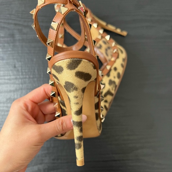 Valentino Garavani Leopard Rockstud Pumps - Picture 6 of 11